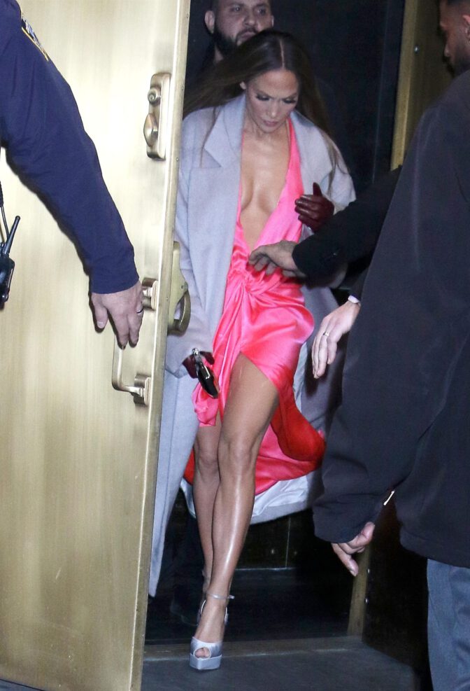 Jlo Jaw Dropping Appearance Sexy Dress Legs Cleavage