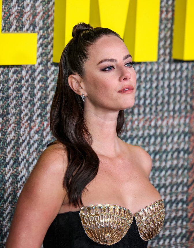 Kaya Scodelario Cleavage The Gentlemen Premiere London