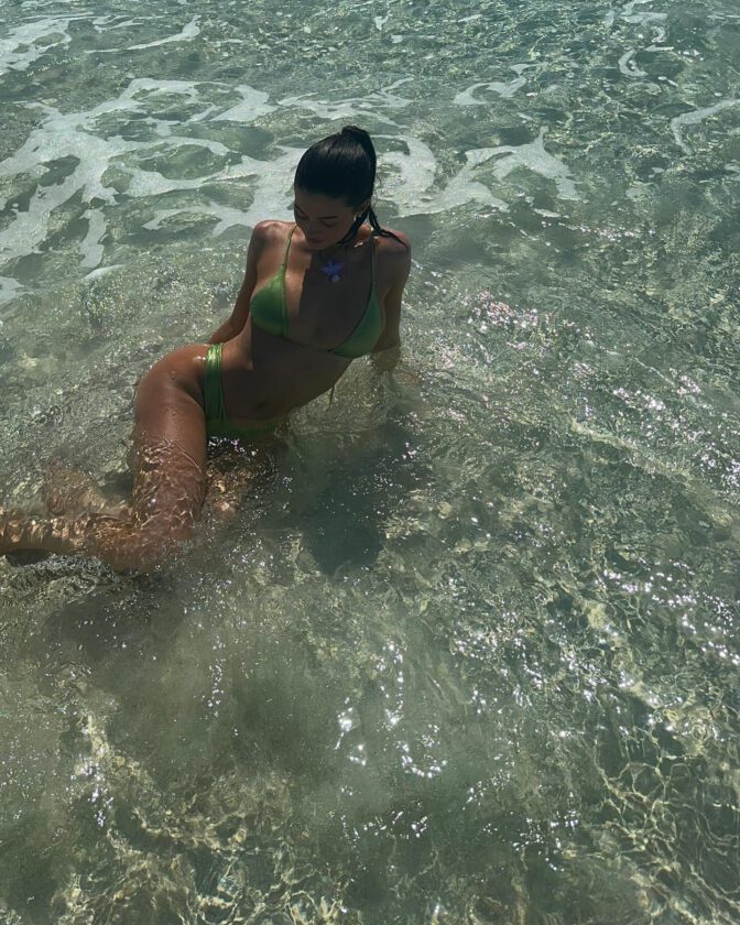 Kylie Jenner Flaunting Her Curves In A Sexy Green Bikini 😍👙