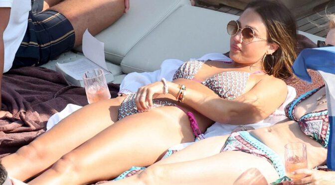 Jessica Alba Flaunts Sexy Bikini Body on Mykonos Beach!