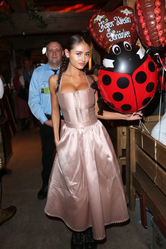 Leni Klum Big Cleavage Dirndl Sexy Dress Oktoberfest