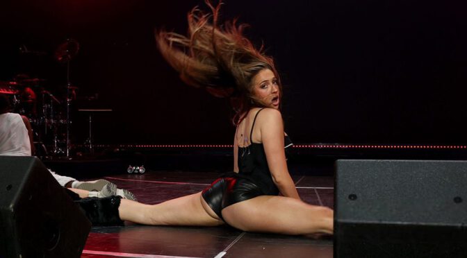 Tate McRae’s Sexy Stage Show: Booty, Legs & Moves That Stun!