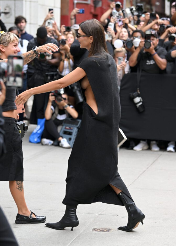 Emily Ratajkowski Sideboob Flash Nyfw