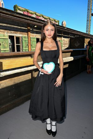 Leni Klum Busty Dirndl Oktoberfest