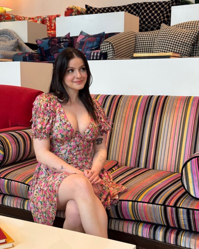 Ariel Winter Big Boobs Cleavage