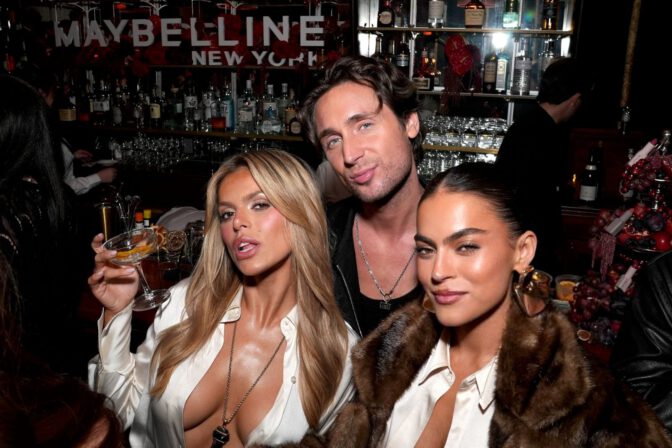 Brooks Nader Near Nipslip Cleavage Maybelline Party La