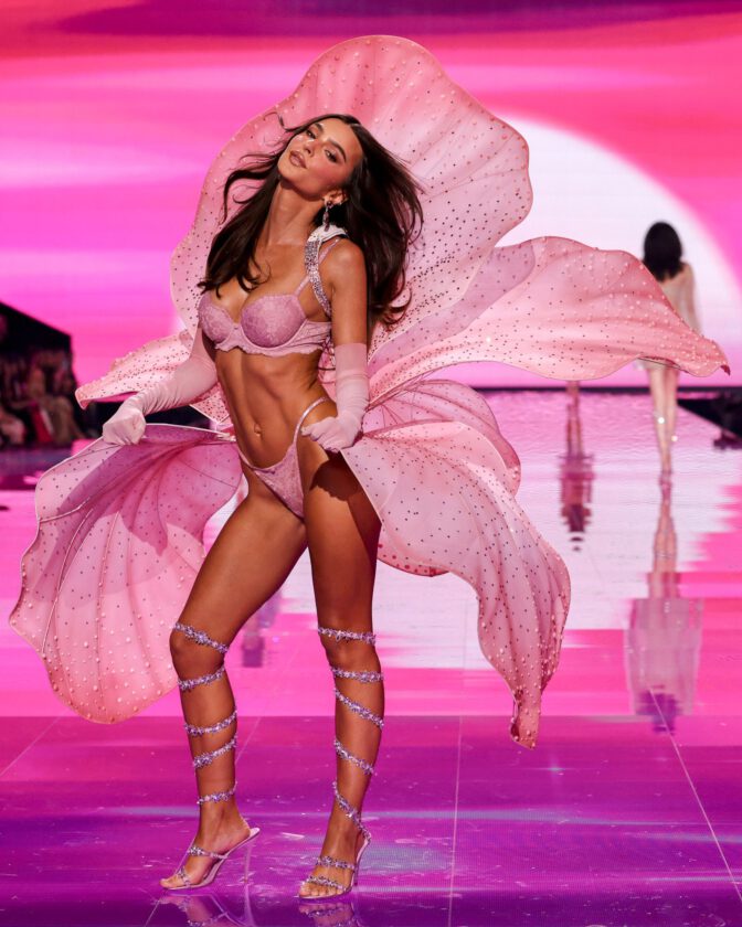 Emily Ratajkowski Vs Fashion Show Pink Lingerie Curve Bombshell