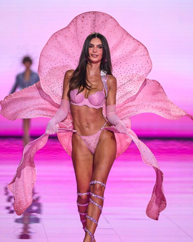 Emily Ratajkowski Vs Fashion Show Pink Lingerie Curve Bombshell