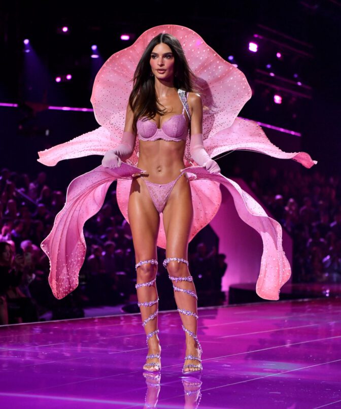 Emily Ratajkowski Vs Fashion Show Pink Lingerie Curve Bombshell