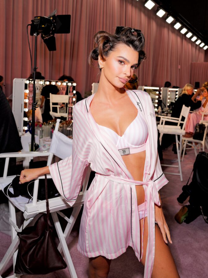 Emily Ratajkowski Vs Fashion Show Pink Lingerie Curve Bombshell