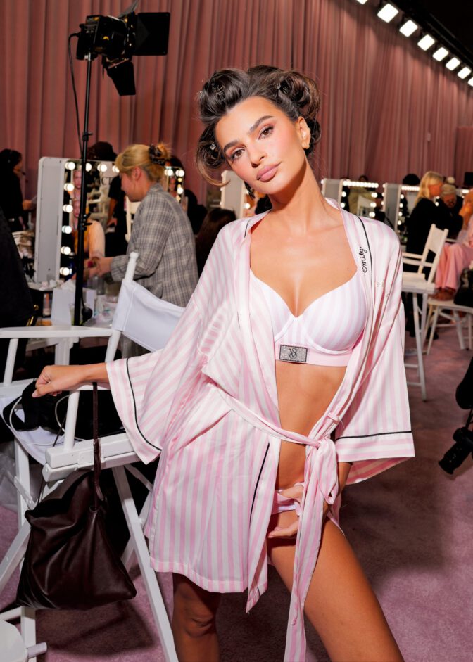 Emily Ratajkowski Vs Fashion Show Pink Lingerie Curve Bombshell