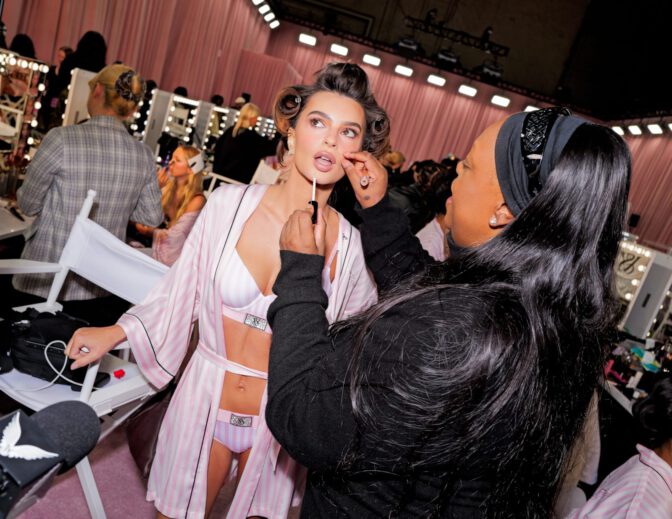Emily Ratajkowski Vs Fashion Show Pink Lingerie Curve Bombshell
