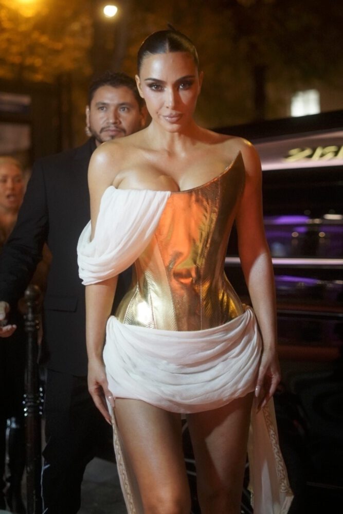 Kim Kardashian Big Boobs Gold Corset Crazy Horse Paris