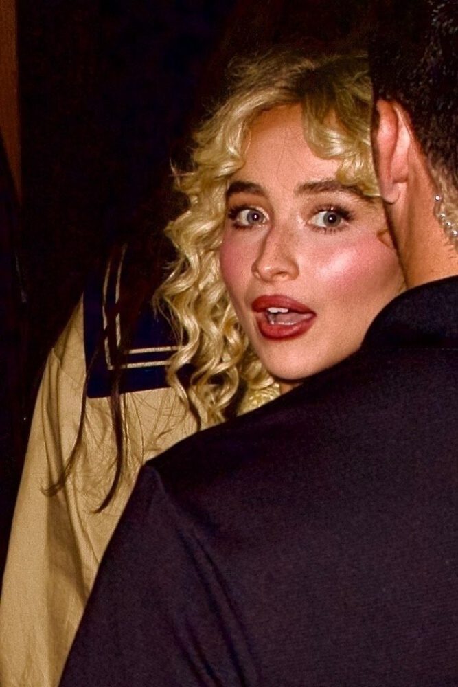 Sabrina Carpenter Pantsless Bare Legs Sexy Snl Nyc