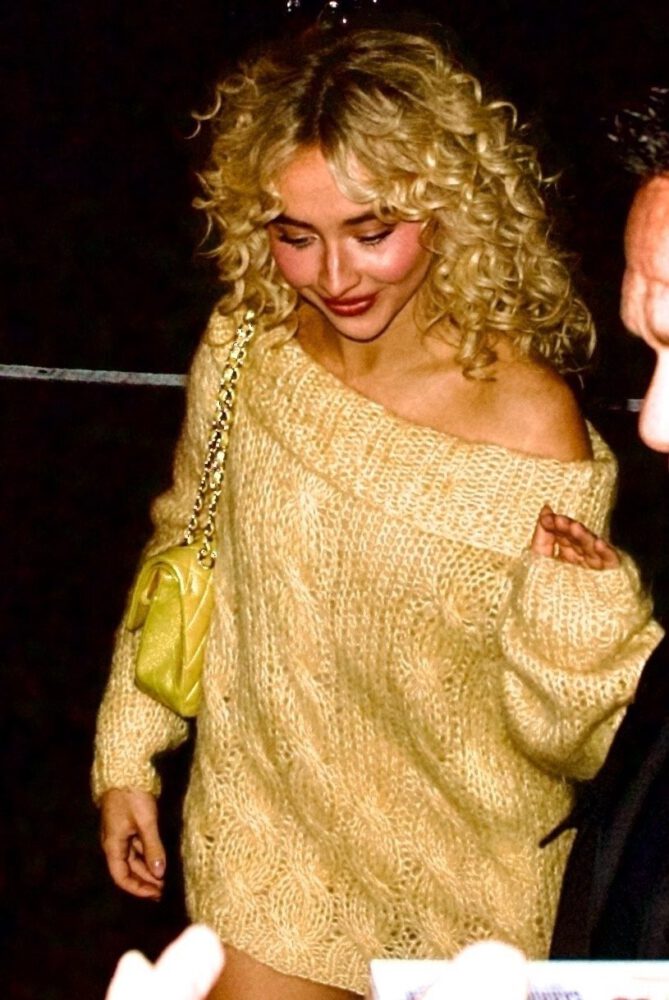 Sabrina Carpenter Pantsless Bare Legs Sexy Snl Nyc