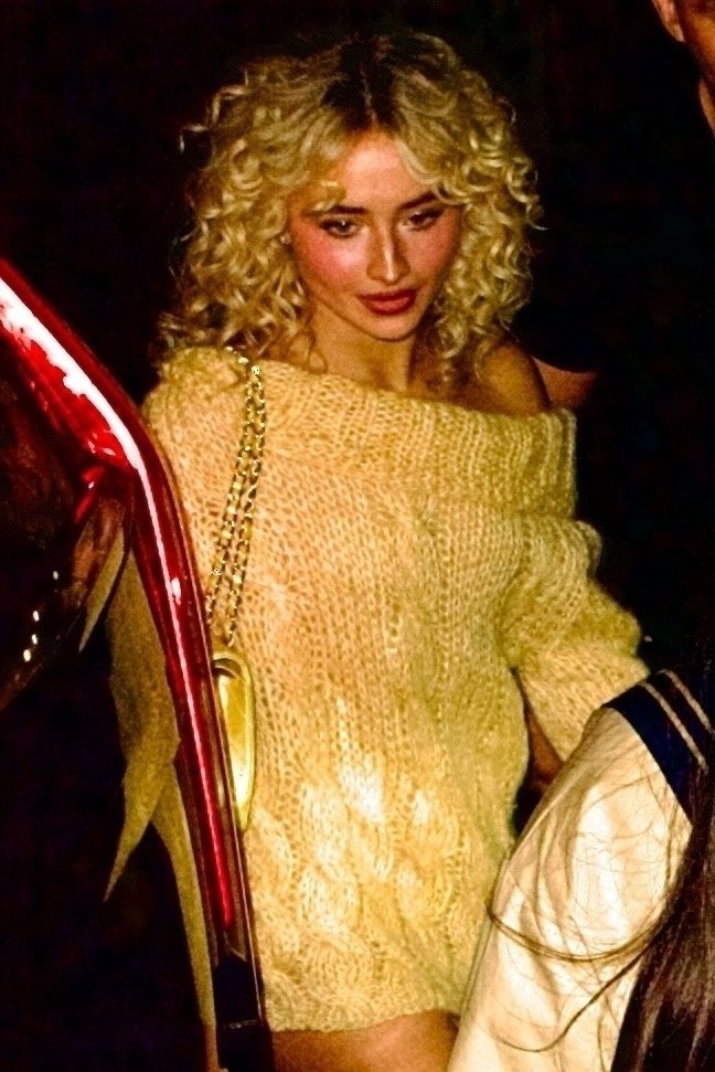 Sabrina Carpenter Pantsless Bare Legs Sexy Snl Nyc