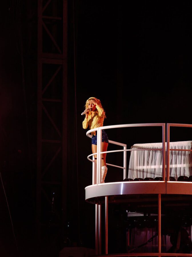 Sabrina Carpenter Sexy Legs Booty Hotpants Acl Festival