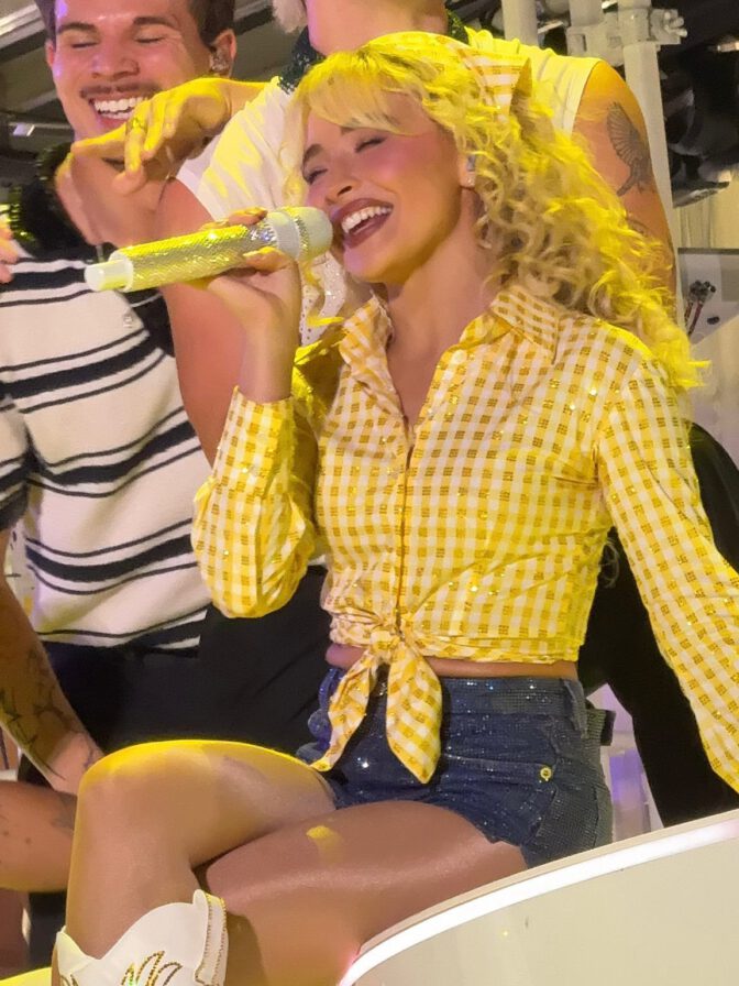 Sabrina Carpenter Sexy Legs Booty Hotpants Acl Festival