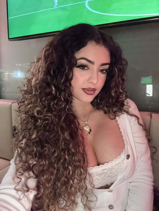 Malu Trevvejo Big Boobs Cleavage