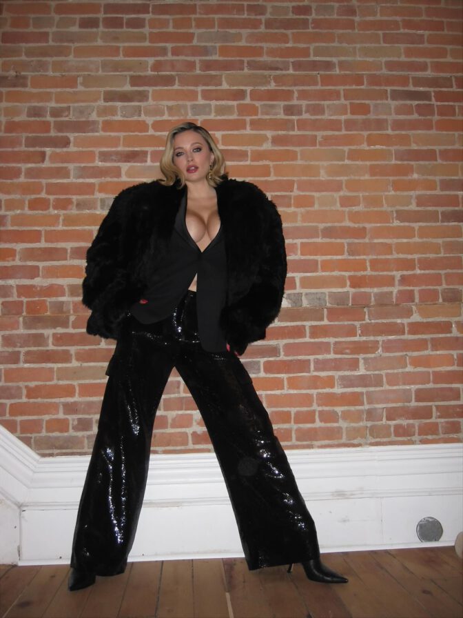 Caroline Vreeland Nsfw Braless Deep Cleavage