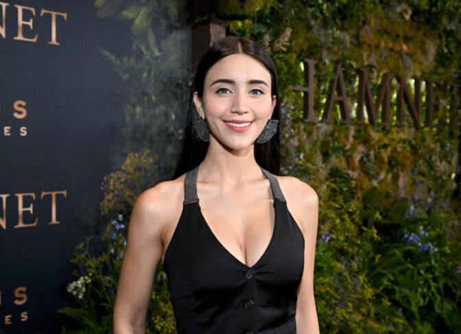 Caylee Cowan Deep Cleavage Hamnet La Premiere