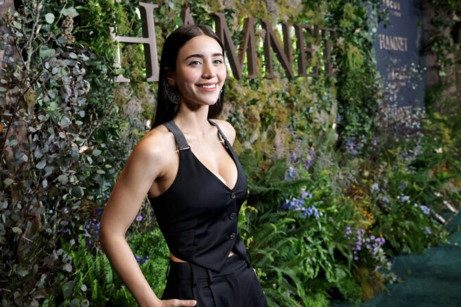 Caylee Cowan Deep Cleavage Hamnet La Premiere