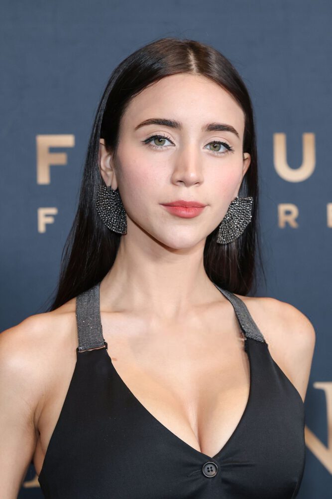 Caylee Cowan Deep Cleavage Hamnet La Premiere