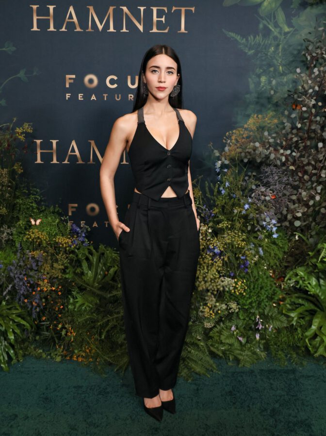 Caylee Cowan Deep Cleavage Hamnet La Premiere