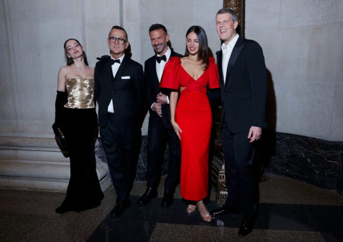 Dove Cameron Cfda Awards Gold Cleavage Curves