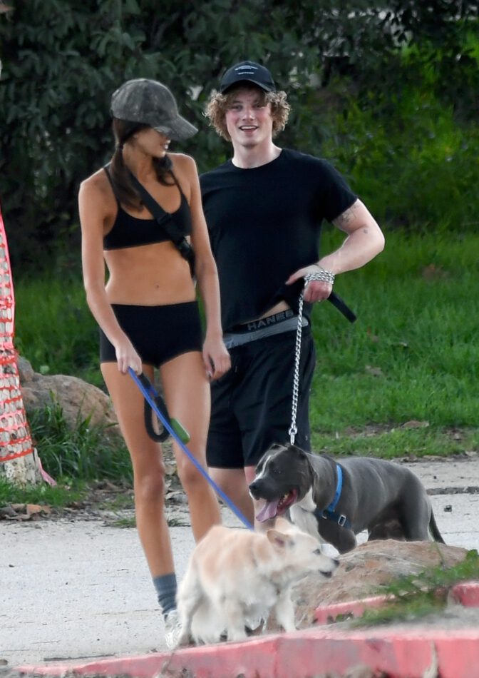 Kaia Gerber Abs Long Legs La Hike Sexy Sports Bra