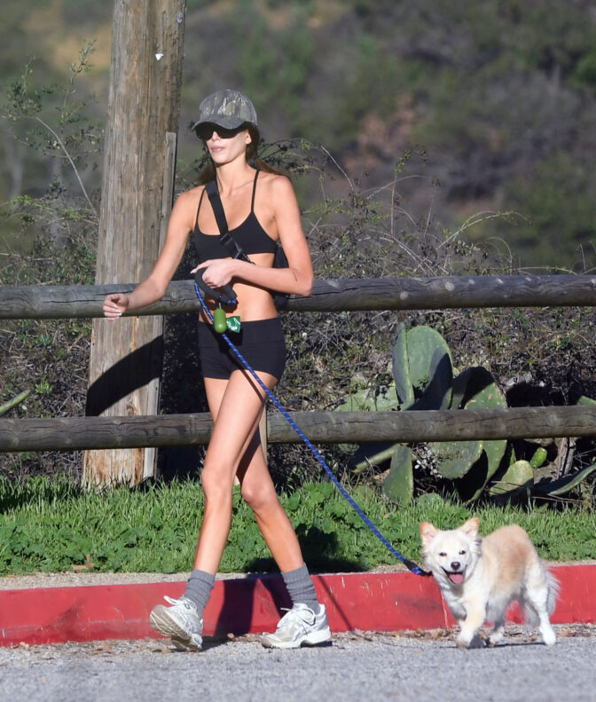 Excl Kaia Gerber Shows Off Her Toned Physique On A Hike In Los Angeles