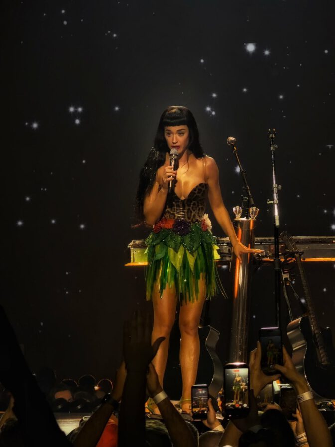 Katy Perry Cleavage Booty Sexy Stage Prague Lifetimes Tour