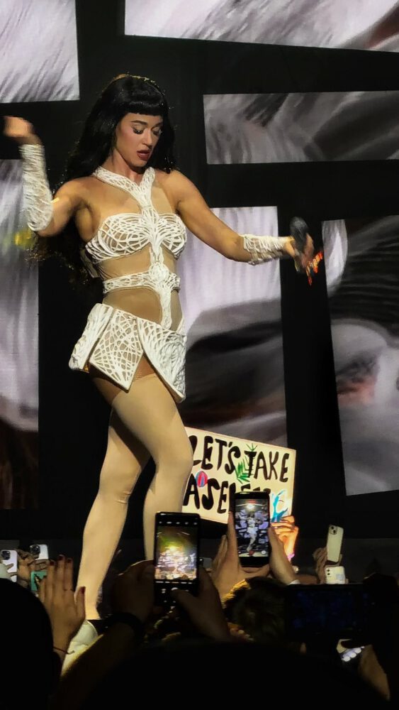 Katy Perry Cleavage Booty Sexy Stage Prague Lifetimes Tour