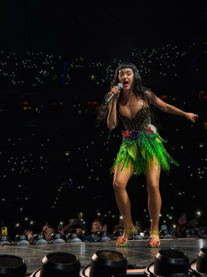 Katy Perry Cleavage Booty Sexy Stage Prague Lifetimes Tour