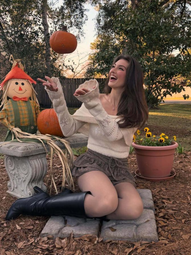 Rachel Pizzolato Thanksgiving Sexy Mini Skirt Legs