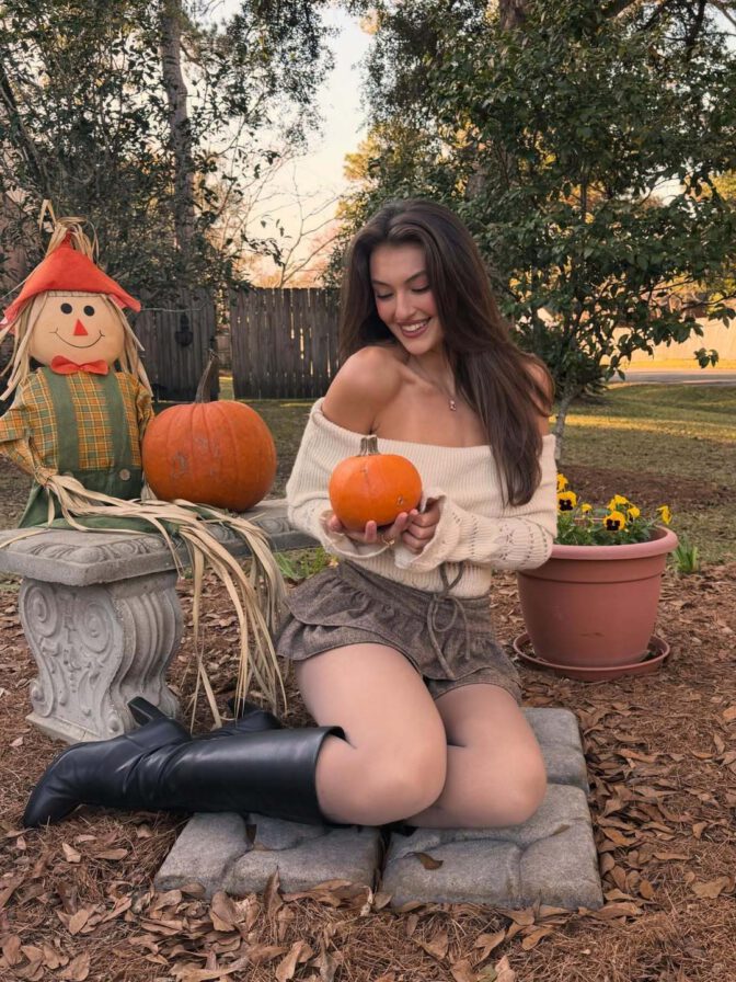 Rachel Pizzolato Thanksgiving Sexy Mini Skirt Legs