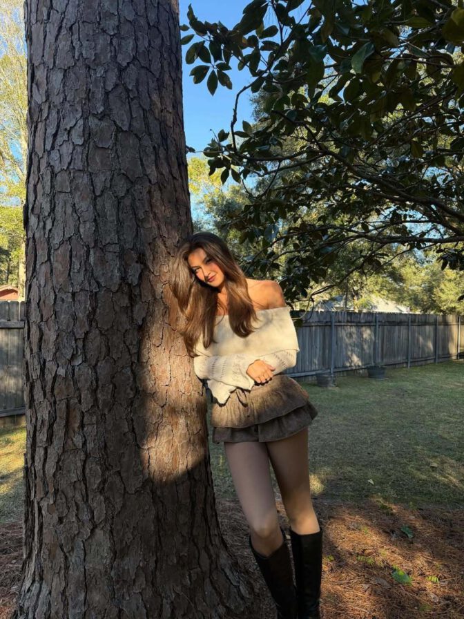 Rachel Pizzolato Thanksgiving Sexy Mini Skirt Legs