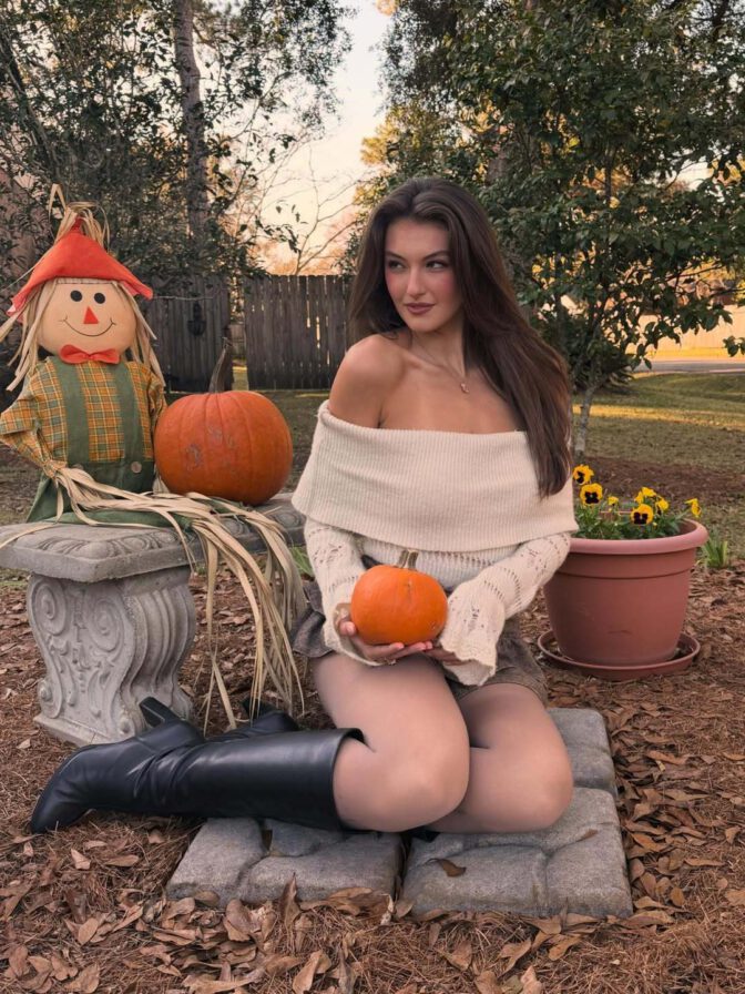 Rachel Pizzolato Thanksgiving Sexy Mini Skirt Legs