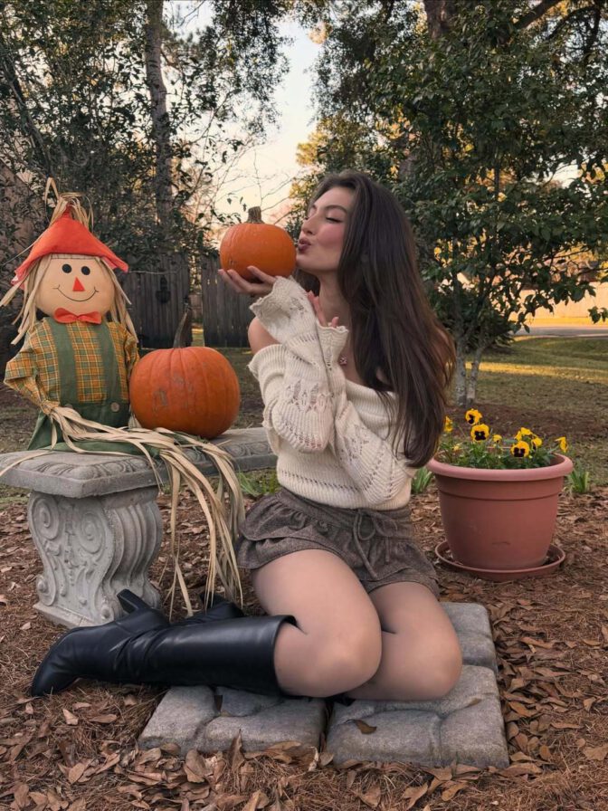 Rachel Pizzolato Thanksgiving Sexy Mini Skirt Legs