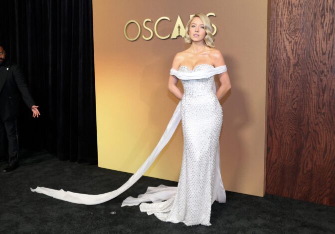 Sydney Sweeney Sexy Cleavage Curves Governors Awards