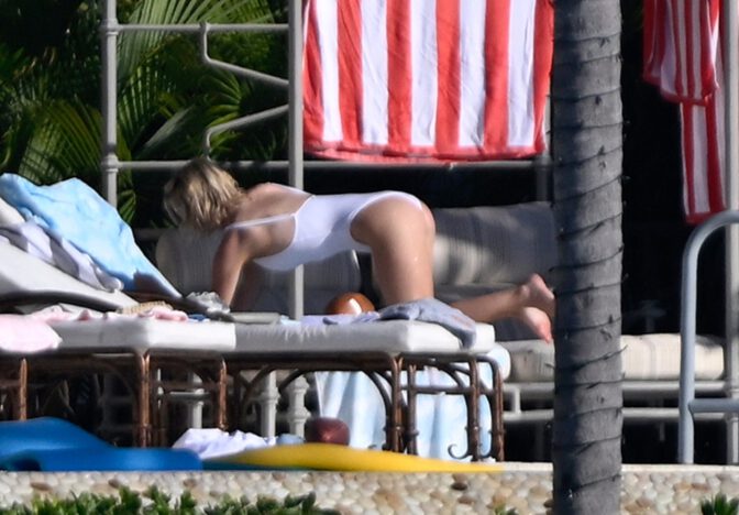 Sydney Sweeney Wet Swimsuit Ass Cleavage Florida Poolday