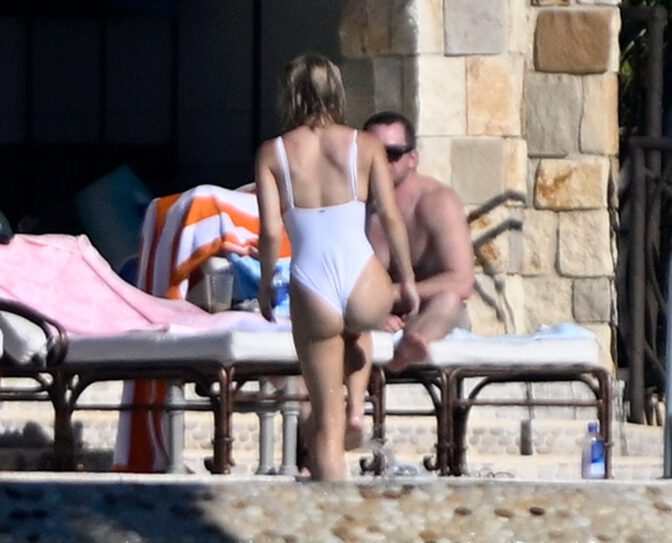 Sydney Sweeney Wet Swimsuit Ass Cleavage Florida Poolday