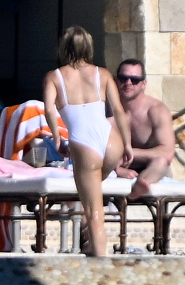 Sydney Sweeney Wet Swimsuit Ass Cleavage Florida Poolday