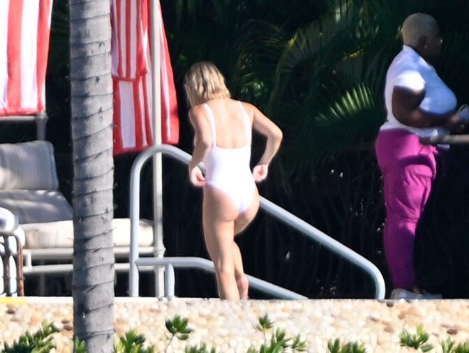 Sydney Sweeney Wet Swimsuit Ass Cleavage Florida Poolday