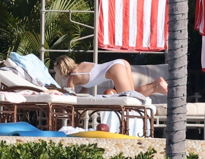 Sydney Sweeney Wet Swimsuit Ass Cleavage Florida Poolday