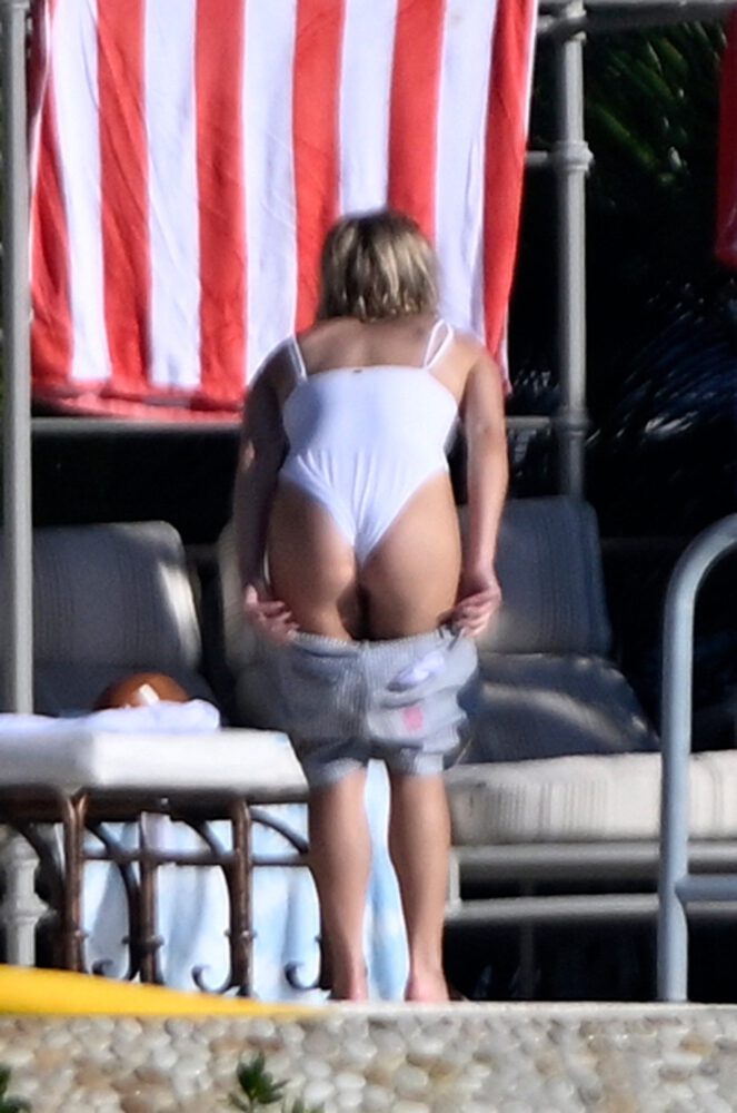 Sydney Sweeney Wet Swimsuit Ass Cleavage Florida Poolday