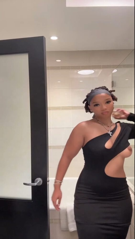 Chloe Bailey Nipslip Boob Slip Viral Wardrobe Oops