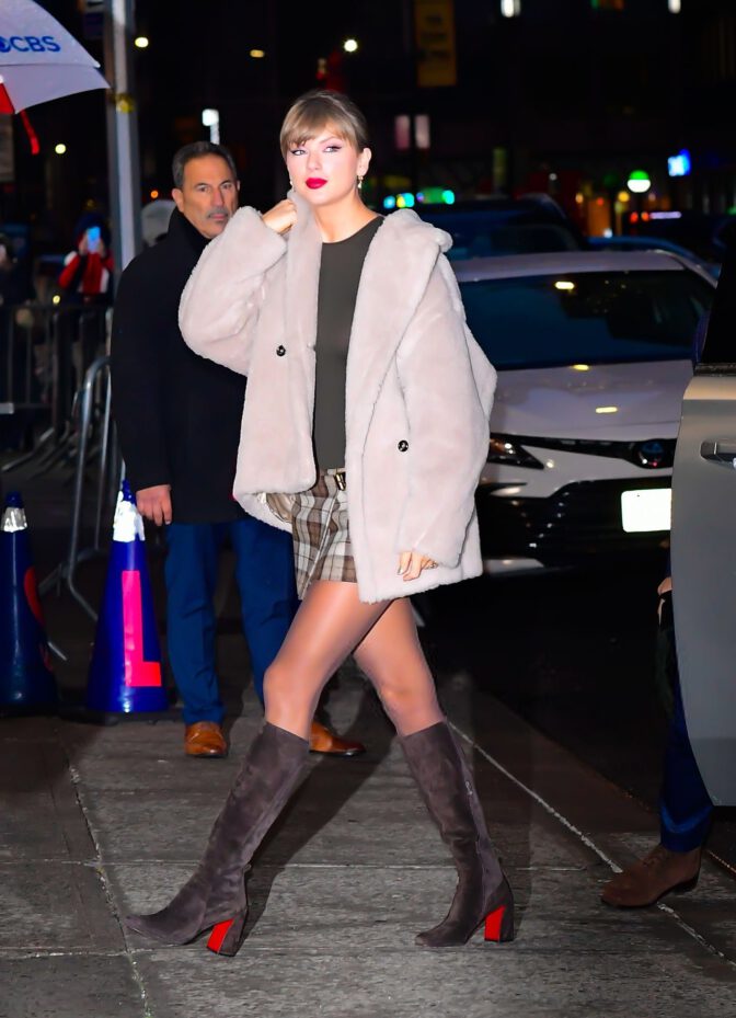 Taylor Swift Sexy Legs Mini Skirt Strapless Dress Late Show Nyc