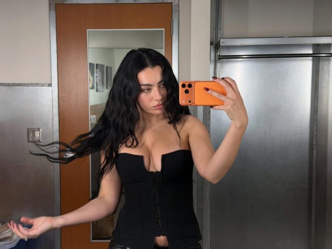 Charli Xcx Boobs Sexy Cleavage