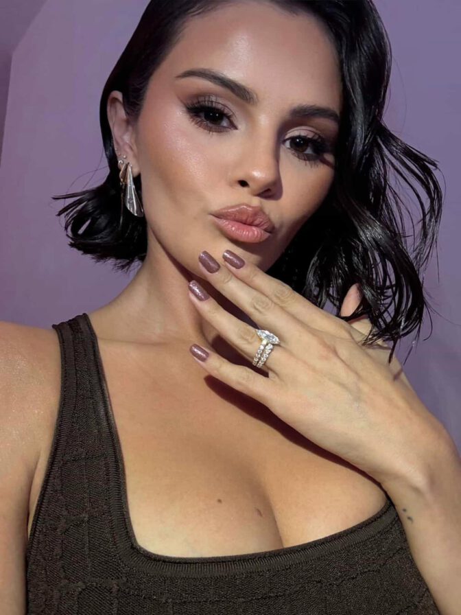 Selena Gomez Beautiful Cleavage Boobs